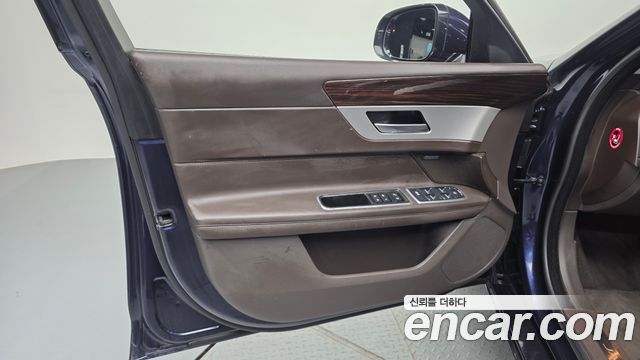 Jaguar XF 2018 — photo 14
