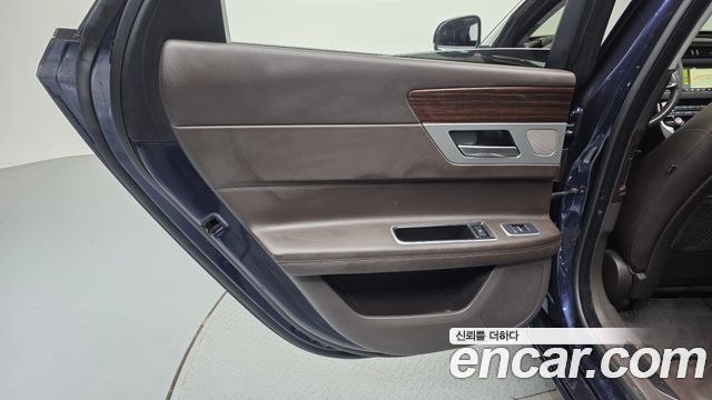 Jaguar XF 2018 — photo 15