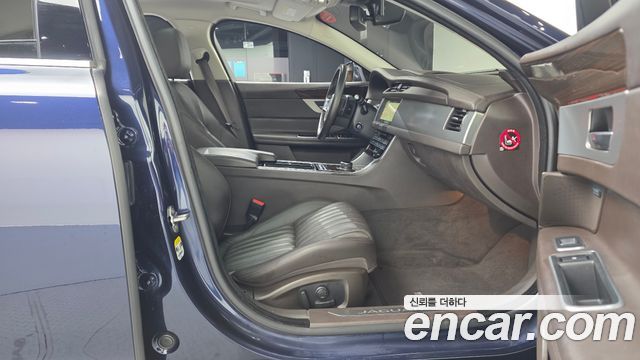 Jaguar XF 2018 — photo 16
