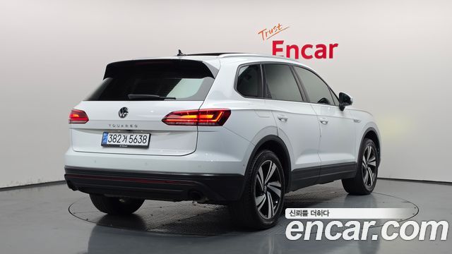 Volkswagen Touareg 2021 — photo 2