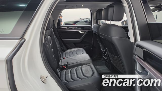 Volkswagen Touareg 2021 — photo 17