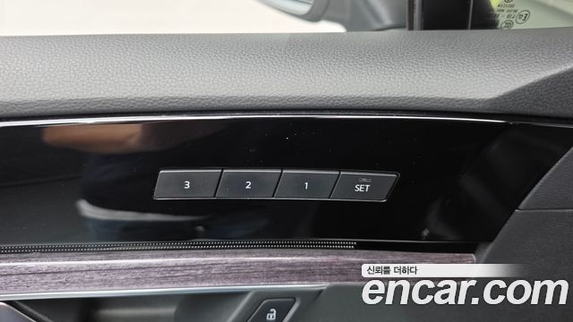Volkswagen Touareg 2021 — photo 34