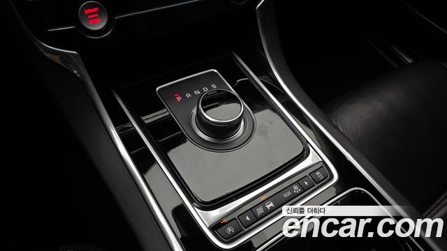 Jaguar XE 2017 — photo 9