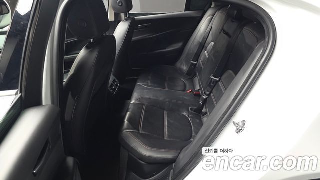 Jaguar XE 2017 — photo 11
