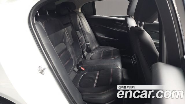 Jaguar XE 2017 — photo 12