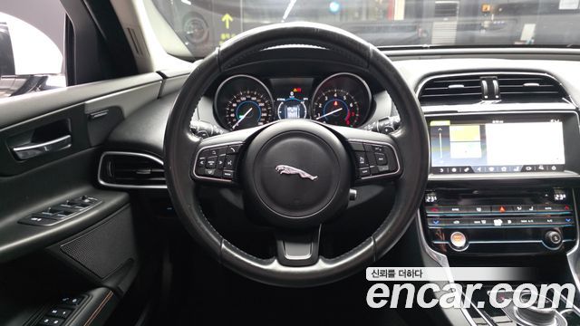 Jaguar XE 2017 — photo 13