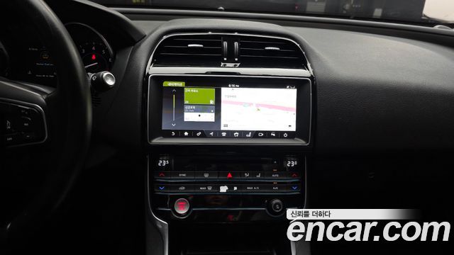 Jaguar XE 2017 — photo 14