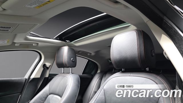 Jaguar XE 2017 — photo 16