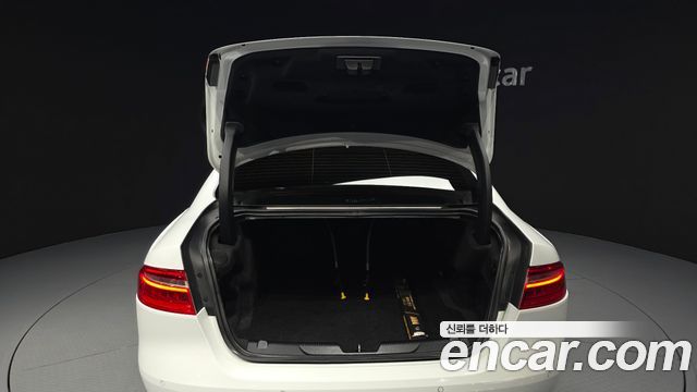 Jaguar XE 2017 — photo 20