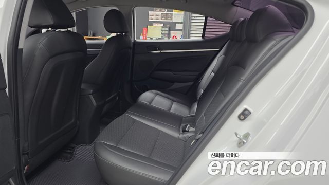 Hyundai AVANTE 2019 — photo 18