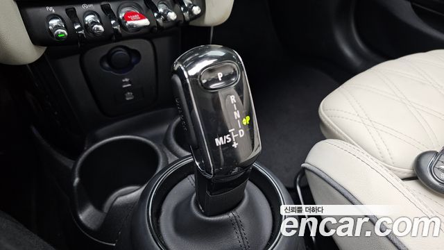 Mini Cooper Convertible 2023 — photo 12