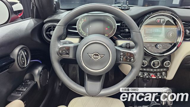 Mini Cooper Convertible 2023 — photo 19