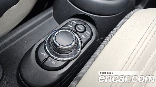 Mini Cooper Convertible 2023 — photo 25