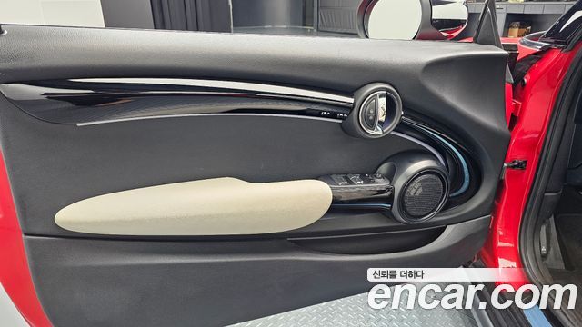 Mini Cooper Convertible 2023 — photo 15