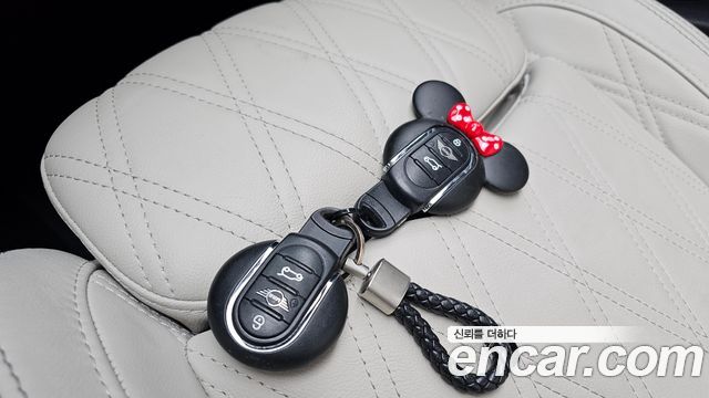 Mini Cooper Convertible 2023 — photo 30