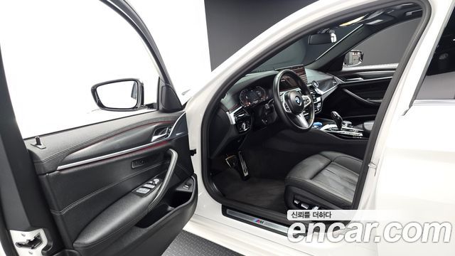BMW 5-Series 2023 — photo 10
