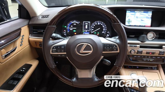 Lexus ES 2016 — photo 13