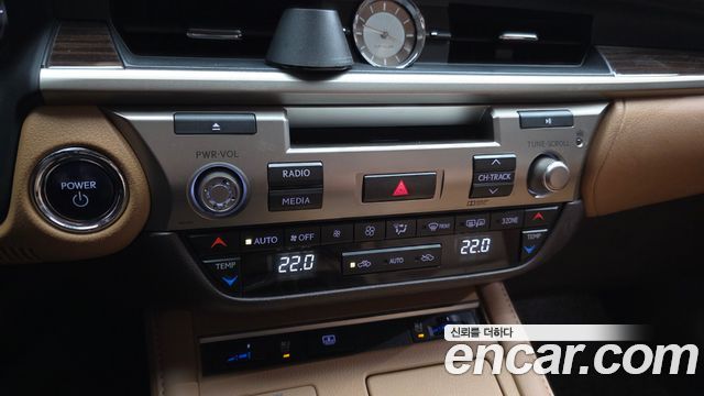 Lexus ES 2016 — photo 16