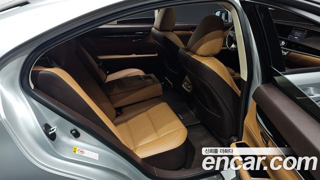 Lexus ES 2016 — photo 11