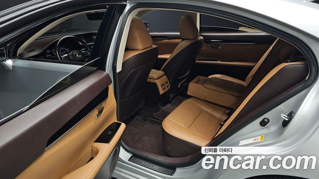 Lexus ES 2016 — photo 12