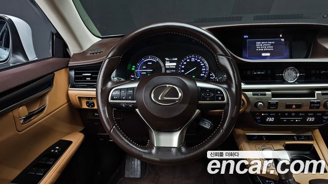 Lexus ES 2016 — photo 13