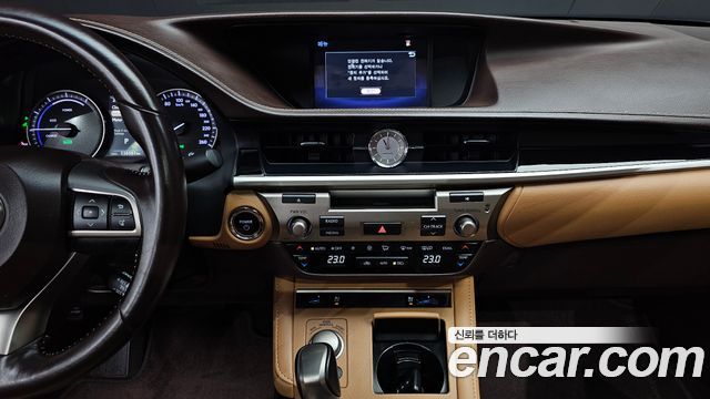 Lexus ES 2016 — photo 14