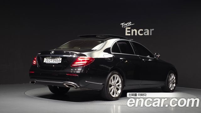Mercedes-Benz E-Class 2017 — photo 2