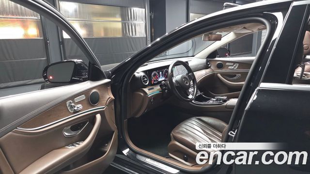 Mercedes-Benz E-Class 2017 — photo 10
