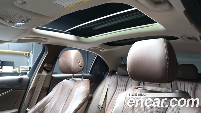 Mercedes-Benz E-Class 2017 — photo 19