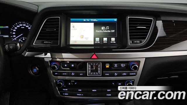 Genesis G80 2017 — photo 20