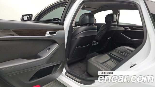 Genesis G80 2017 — photo 16