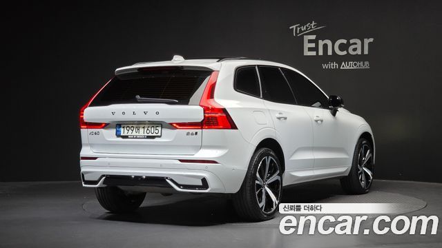 Volvo XC60 2022 — photo 2