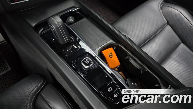 Volvo XC60 2022 — photo 12