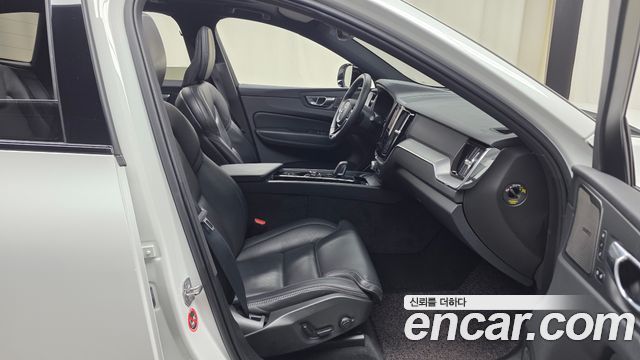 Volvo XC60 2022 — photo 17