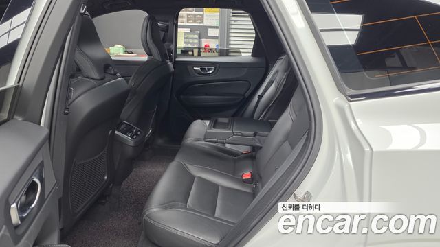 Volvo XC60 2022 — photo 18