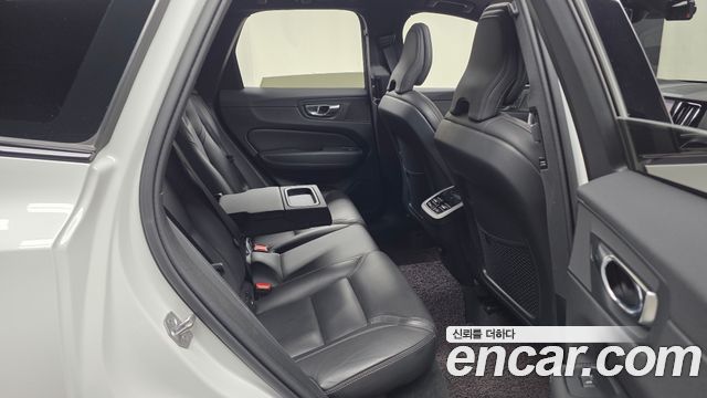 Volvo XC60 2022 — photo 16