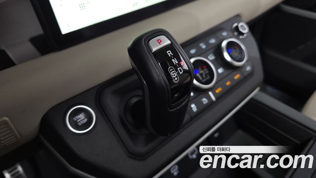 Land Rover Defender 2023 — photo 12