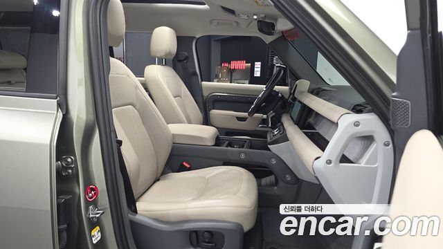 Land Rover Defender 2023 — photo 17