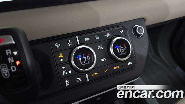 Land Rover Defender 2023 — photo 24