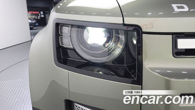 Land Rover Defender 2023 — photo 8