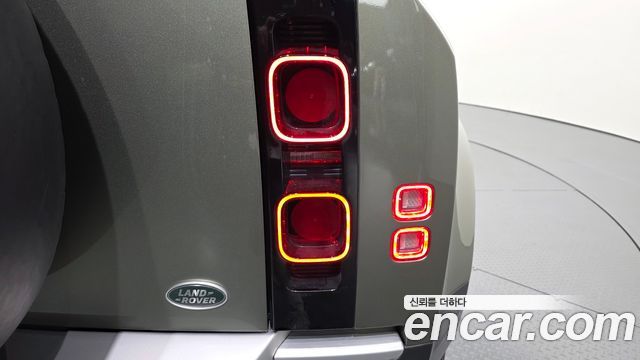 Land Rover Defender 2023 — photo 9