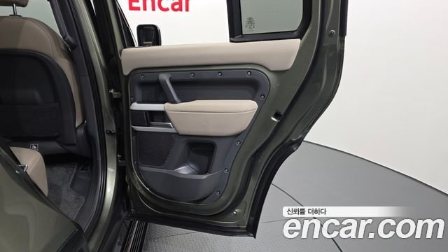Land Rover Defender 2023 — photo 15