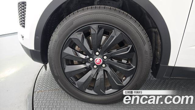 Jaguar E-PACE 2019 — photo 5