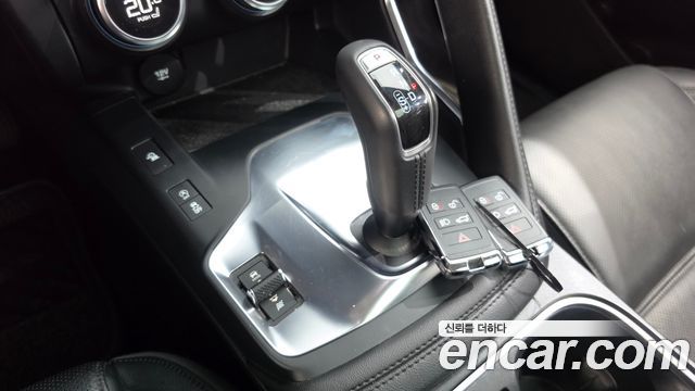 Jaguar E-PACE 2019 — photo 12
