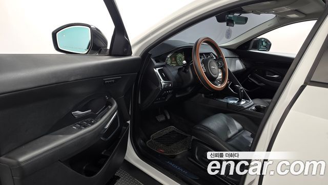 Jaguar E-PACE 2019 — photo 13