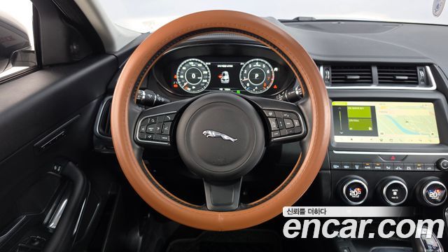 Jaguar E-PACE 2019 — photo 21