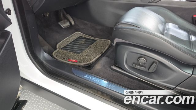 Jaguar E-PACE 2019 — photo 23
