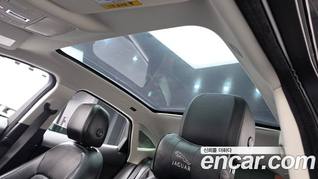 Jaguar E-PACE 2019 — photo 24