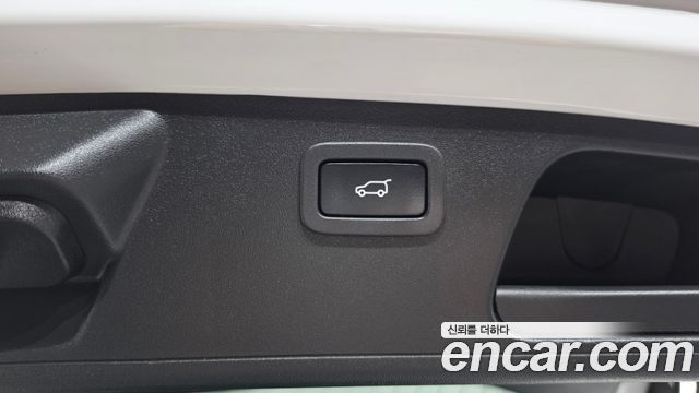 Jaguar E-PACE 2019 — photo 25