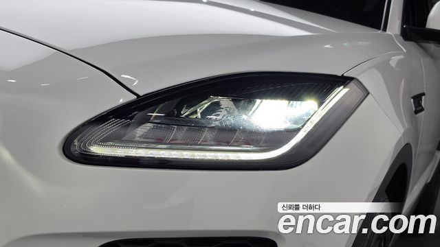Jaguar E-PACE 2019 — photo 8